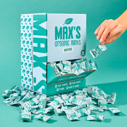 MAX'S Organic Mints Menthol bulkdisplay met 200 individueel verpakte biologische pepermuntjes in een lichtblauwe kartonnen dispenserverpakking.